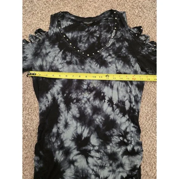 ROCK & REPUBLIC Studded Cold Shoulder Women's Black Tie Dye Top size Medium - Picture 6 of 7